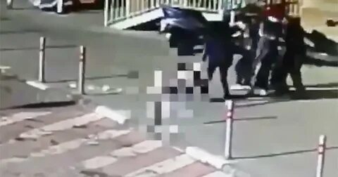 Мальчик разбивает девочку