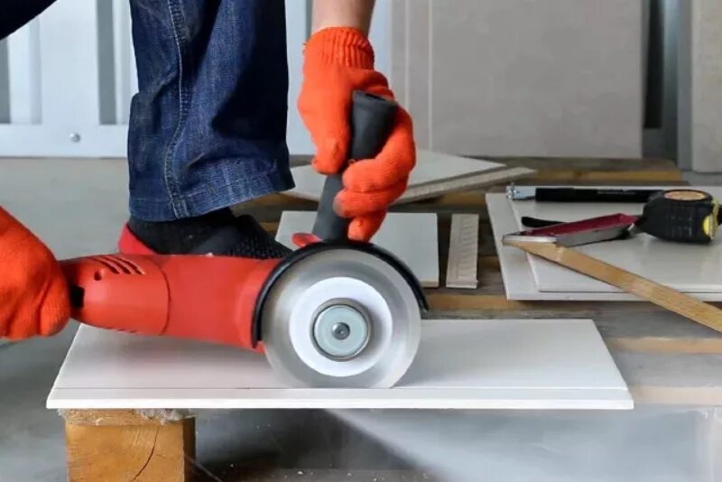 Резка кафельной плитки плиткорезом. Резка плитки плиткорезом. Отрезать плитку. Резка керамогранита плиткорезом. Болгарка для резки плитки.