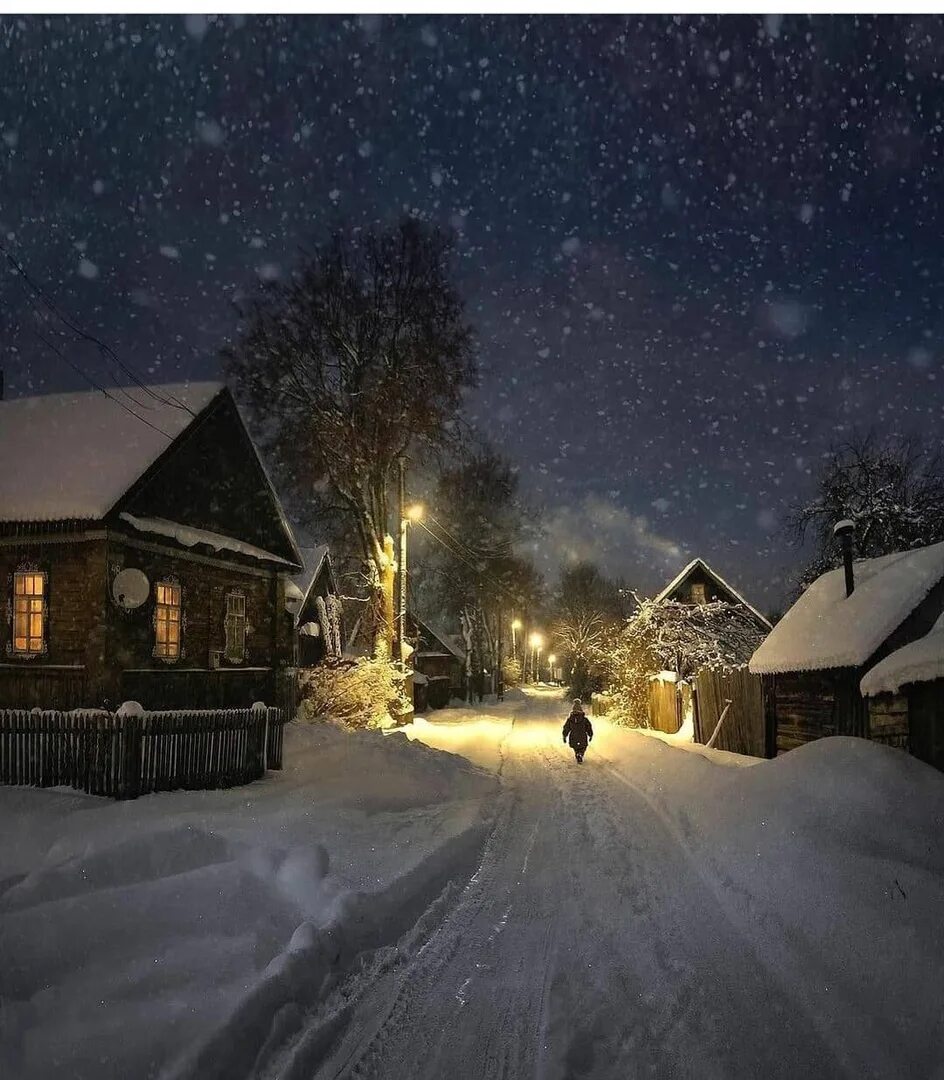 Вечером будет плюс. Зима ночь деревня. Деревня зимой. Зимняя ночь в деревне. Деревня зимой ночью.