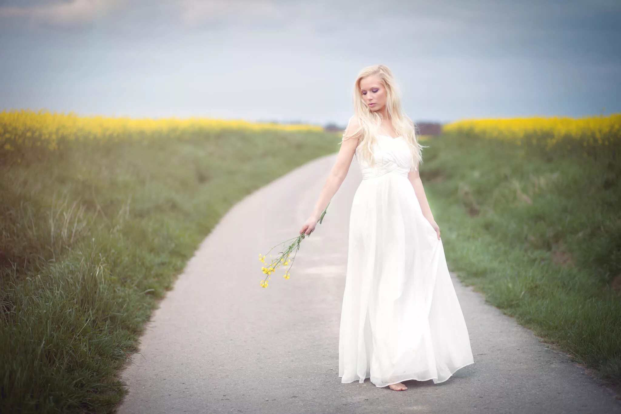 Фотосессия в белом платье. Блондинка в белом платье. Девушка в белом платье. Невеста в белом платье.