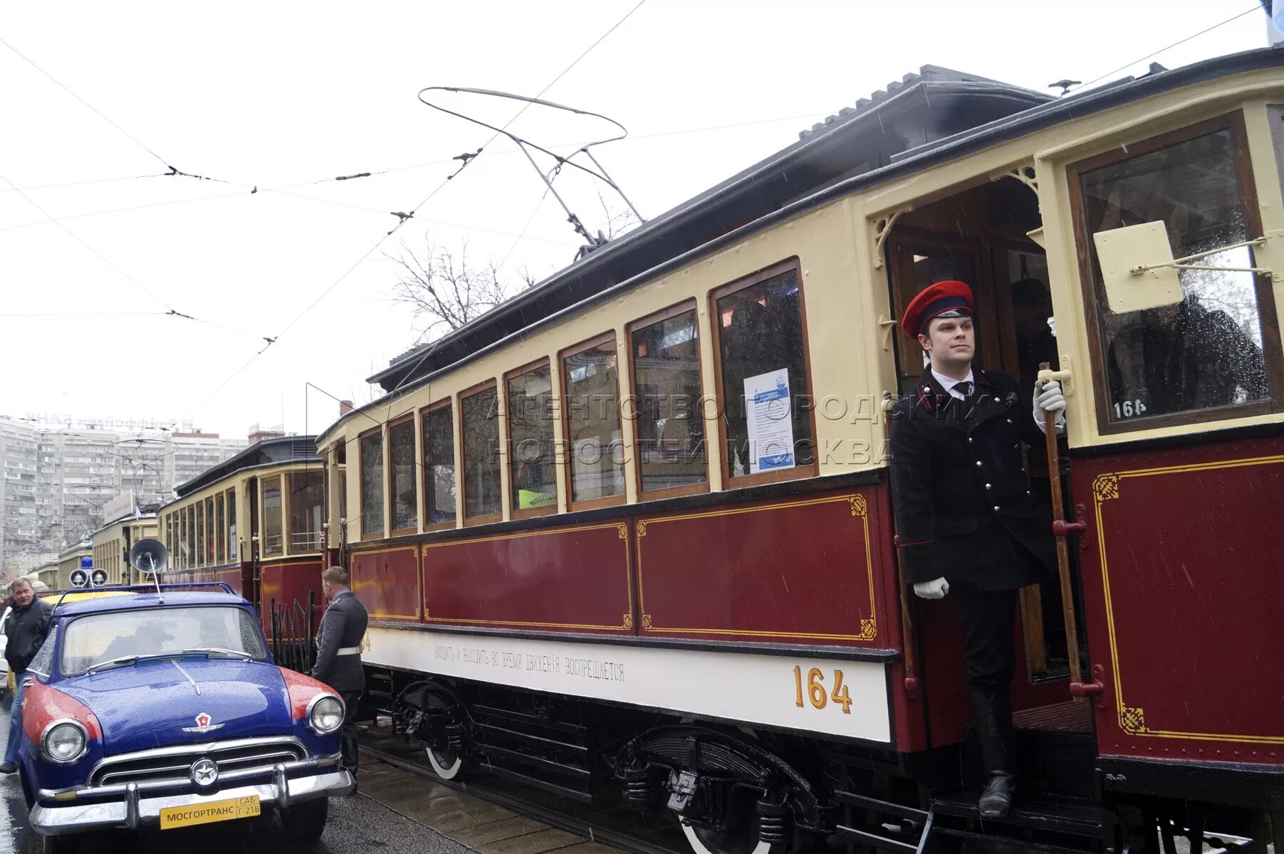 04 июня москва. Парад ретро техники. Парад ретро трамваев в москве 2022. Москва в июне. Парк лефортово в москве.