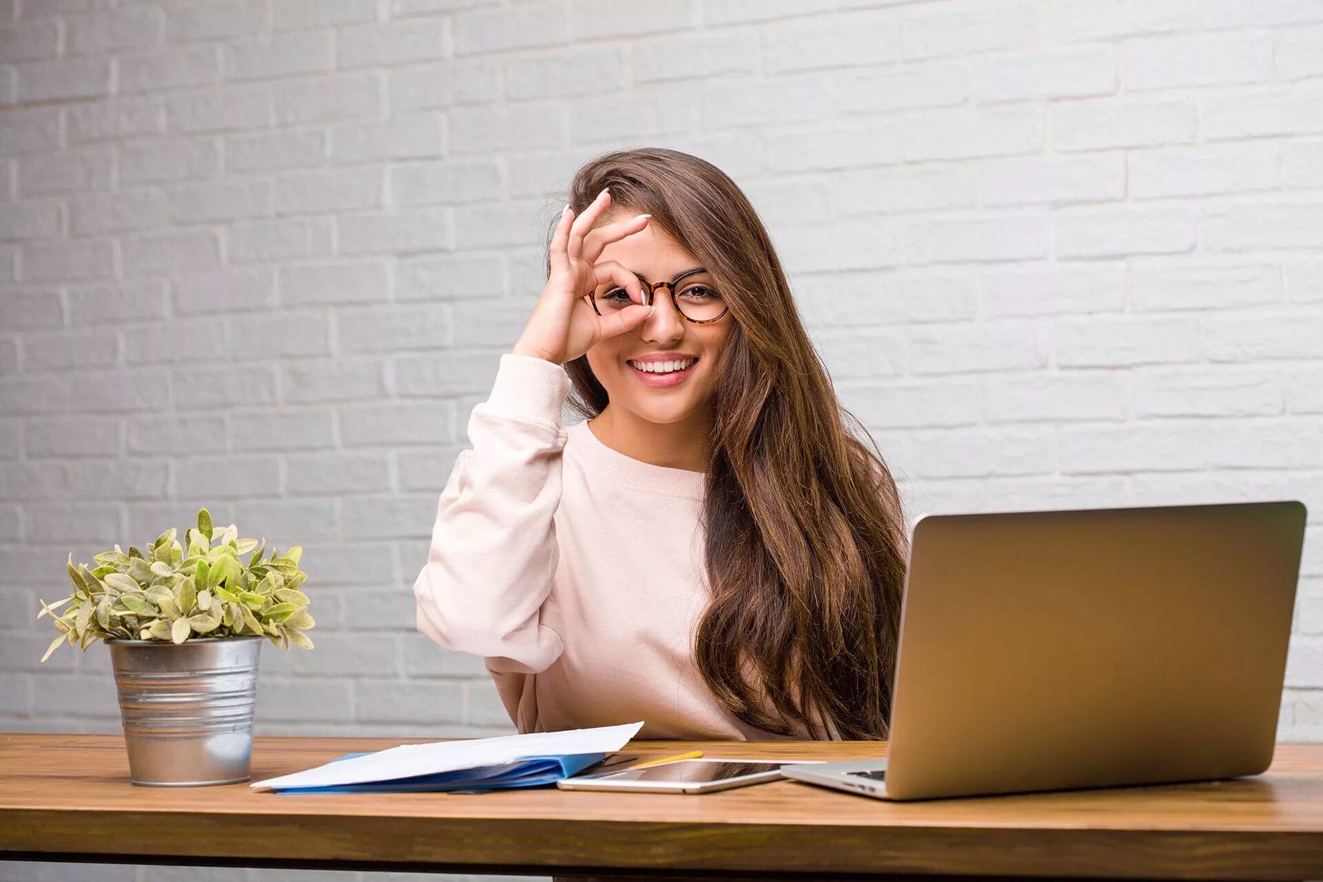 Педагог и компьютер. Учитель работает дистанционно. Беседа по скайпу. Профессиональное консультирование. Интернет в офис.