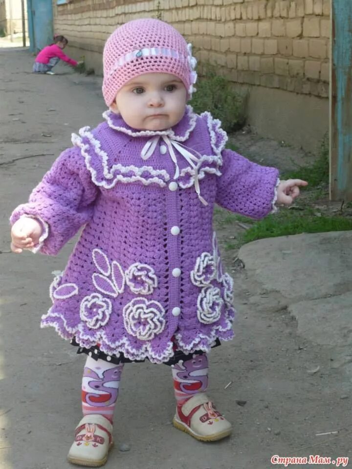 Вязать девочке 2 лет. Вязаное пальто для девочки 1 год. вязаное пальто крючком для девочки. вязаное пальтишко для девочки. вязаное пальто для девочки 3 лет.