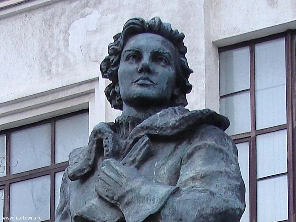 Памятник гризодубовой на кутузовском проспекте. Памятник валентине гризодубовой. Памятник валентине гризодубовой на кутузовском. Памятник валентине гризодубовой. Гризодубова фото.