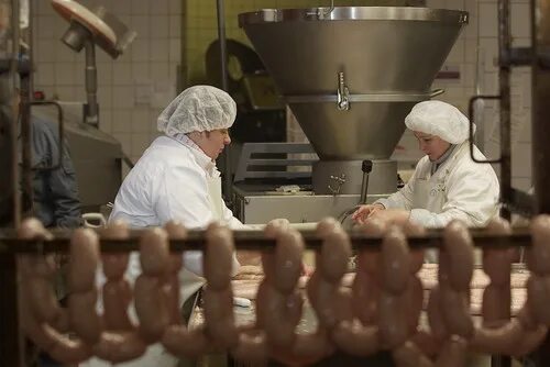 Мясокомбинат дымов москва. Дымов мясокомбинат. Мясокомбинат дымов в дмитрове. Производство молока. Колбасный завод дымов в дмитрове.