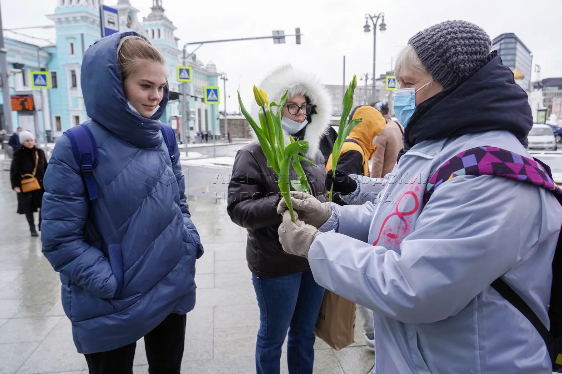 Где в москве будут раздавать цветы. В метро раздавали цветы.