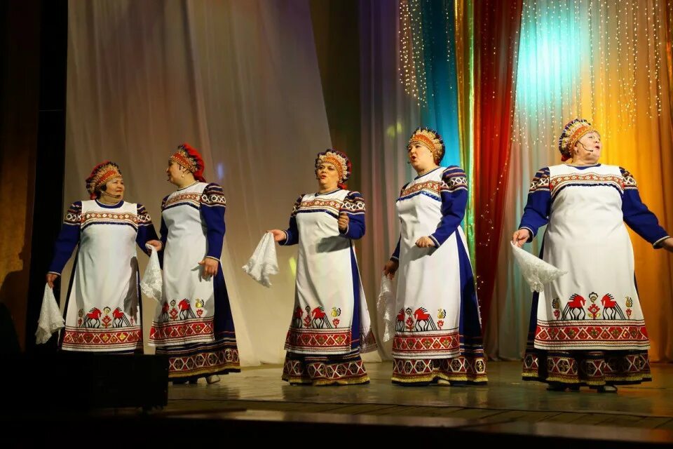 Традиции россии. Ансамбль русская душа. Солистка омского народного русского хора. Народные песни санкт петербург. Солисты хор пятницкого.