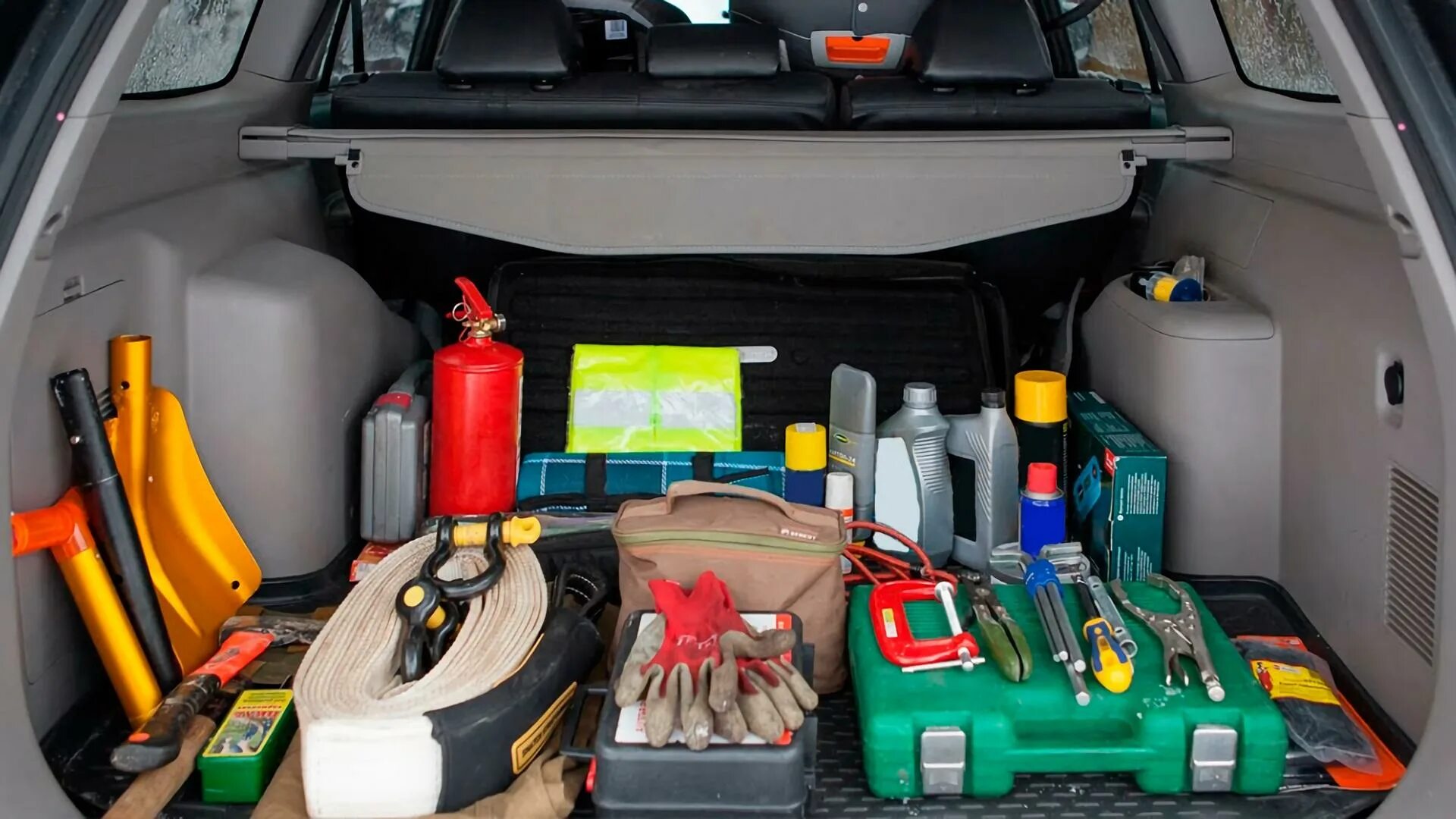 Автомобиль обязательно. Инструменты в багажнике. Инструменты необходимые в багажнике автомобиля. Инструмент в машине в багажнике. Необходимые вещи в автомобиле.
