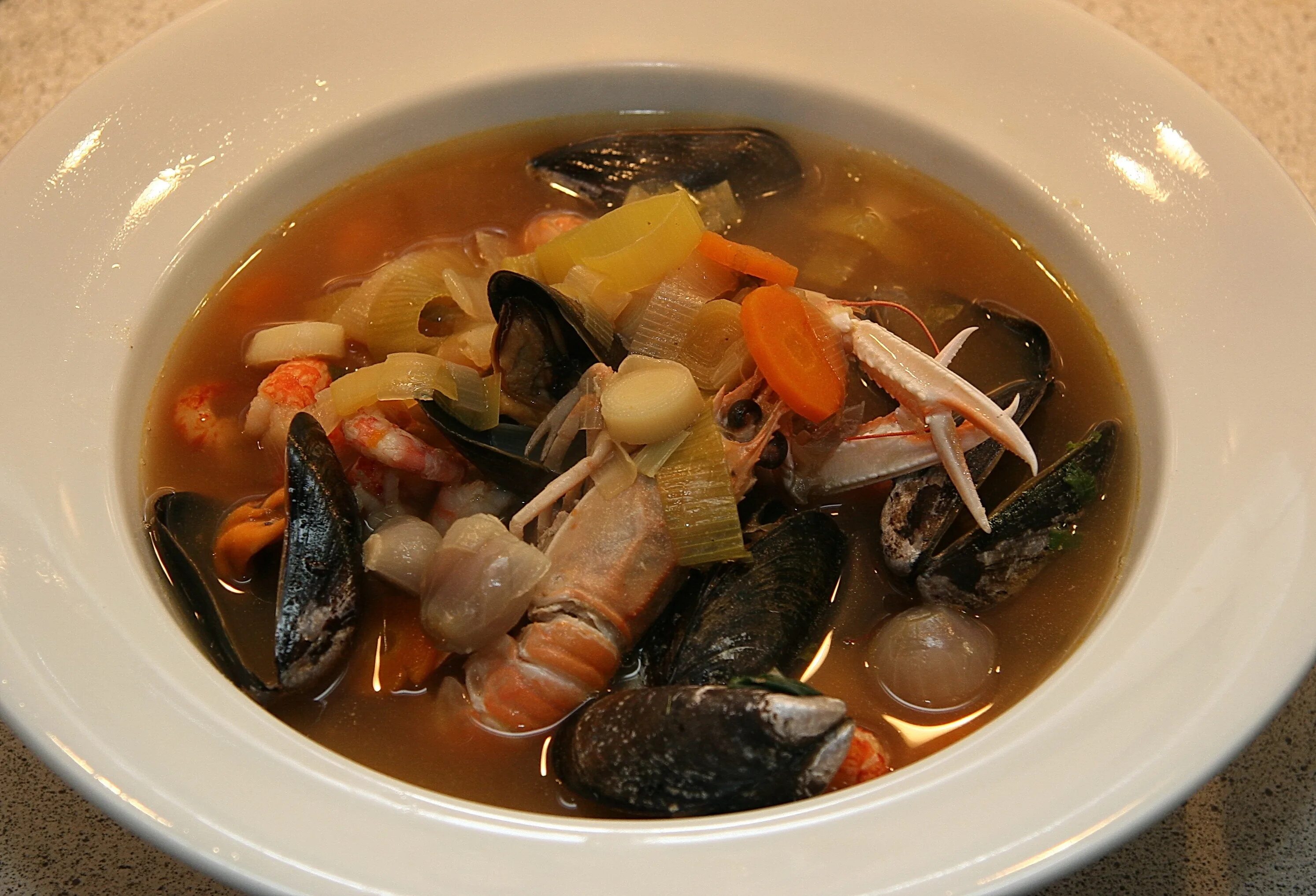 Какая рыба для супа. Французский суп буйабес. Французский рыбный суп буйабес. Марсельский буйабес. Буйабес Франция.