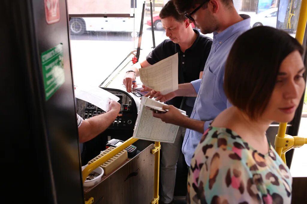 давка в автобусе. плохая работа общественного транспорта. переполненный трамвай. люди в переполненном автобусе. плохая работа общественного транспорта.