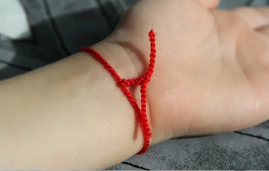 Красная шерстяная нить на запястье для чего. Шерстяная нитка на запястье. Красная шерстяная нить на запястье для чего. Нитка от сглаза на руке. Красная шерстяная нить на запястье для чего.