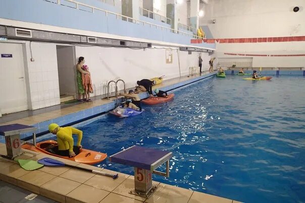 Панорамный бассейн aura skypool. Летающий бассейн. Жк embassy gardens. Летающий бассейн. Бассейн между домами в лондоне.