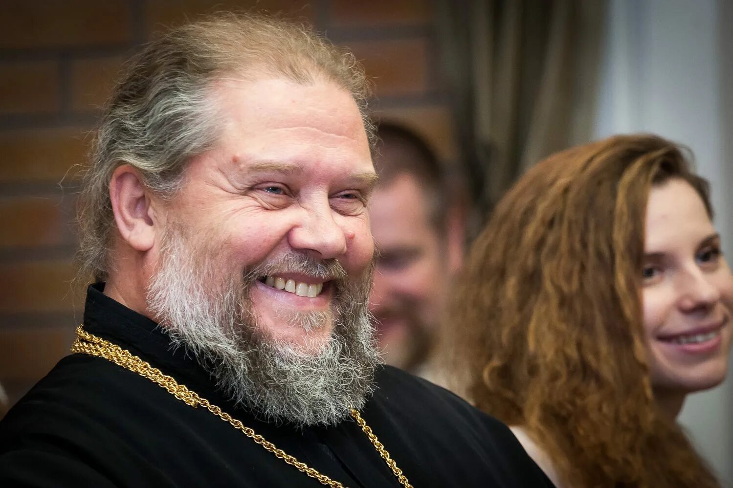 Поп смеется. Поп смеется
