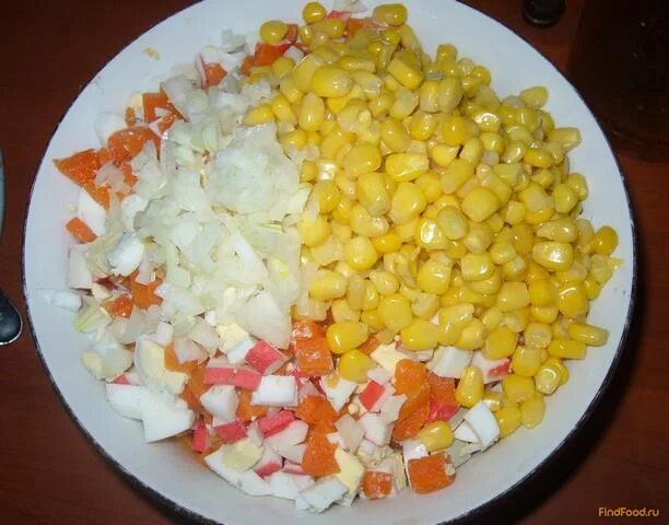 постный крабовый салат. салат с корейской морковкой крабовыми палочками и пекинской капустой. салат с крабовыми палочками и корейской морковью и яйцом. салат с крабовыми палочками и кукурузой и яйцом и корейской морковью. салат морковка крабовые палочки кукуруза.