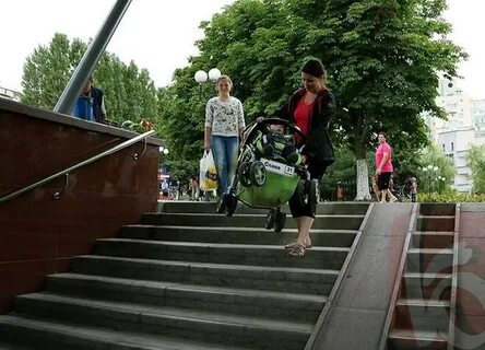 Как поднять коляску по лестнице с ребенком