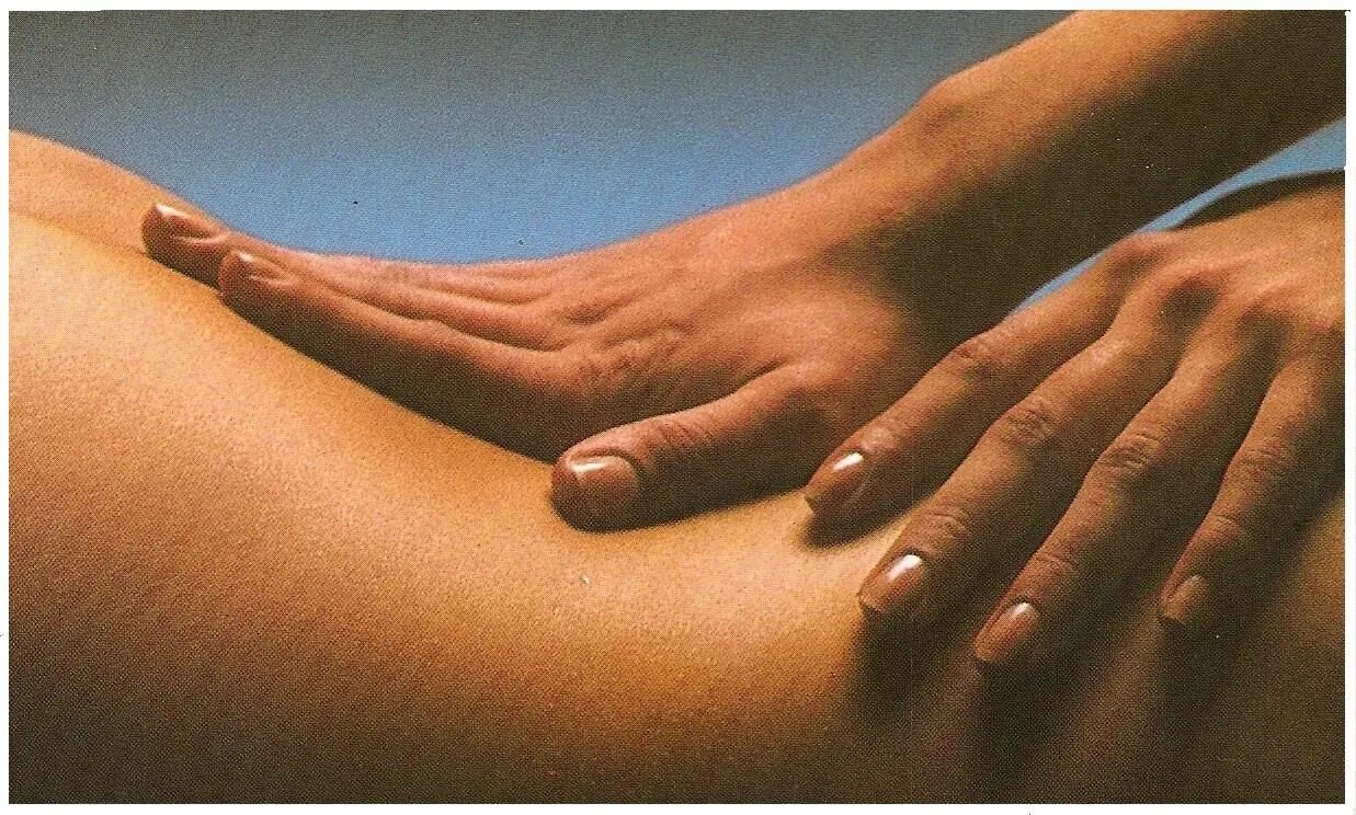 Мужские руки массажиста. Нежный массаж. Мужские руки на женском теле. Поглаживание рук.