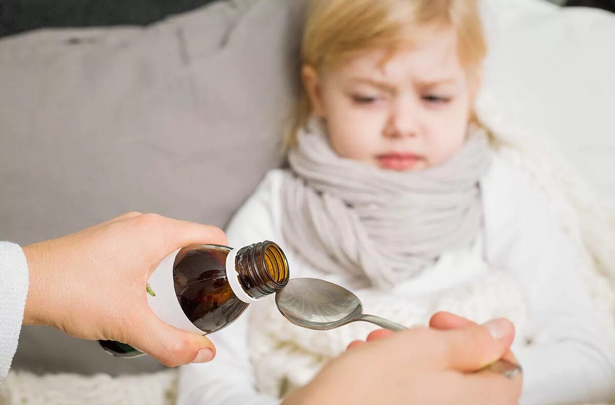 Ребенок двух недель кашель. Лекарство для детей. Ребенок пьет таблетки. Ребенок пьет сироп. Сироп для детей.