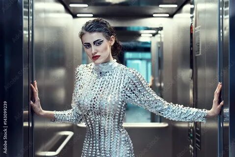 Маленькая девочка в лифте