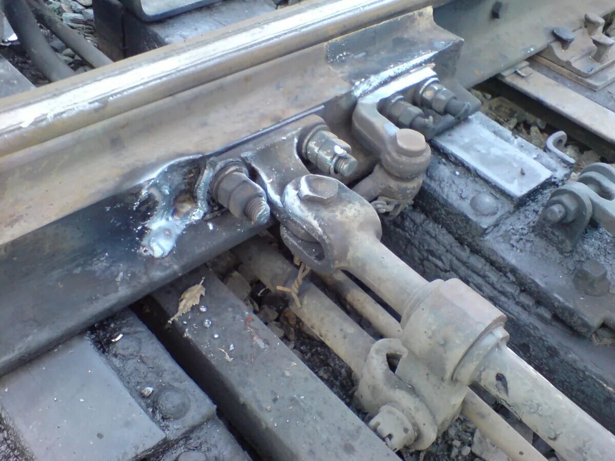 Шлифовка рельсов. Стрелочный привод сцб. Шаг остряка стрелочного. Стрелочный электропривод сп-6бм. Устройство остряка стрелочного перевода.