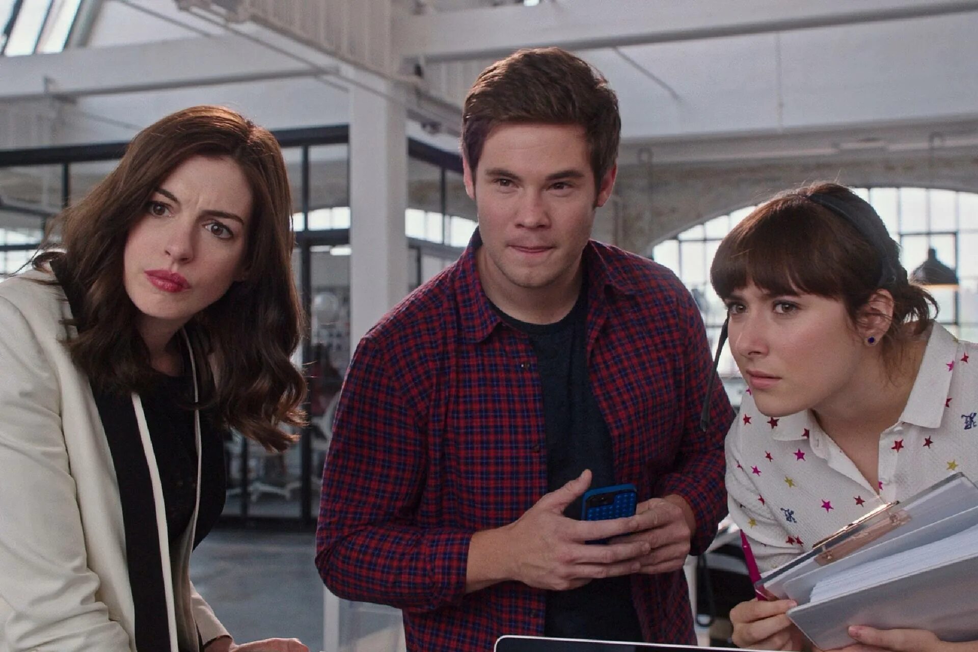 Стажер 2015. Стажёр фильм 2015. Нат вулф стажер. Сумасшедший стажер. Роберт де ниро и энн хэтэуэй в фильме стажер.