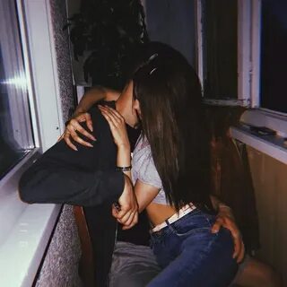 Красивая брюнетка с мужем и друзьями
