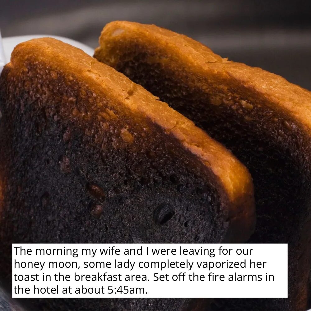 Подгорелый хлеб. Горелый хлеб. Подгоревший тост. Перегоревший хлеб. Сгоревший хлеб