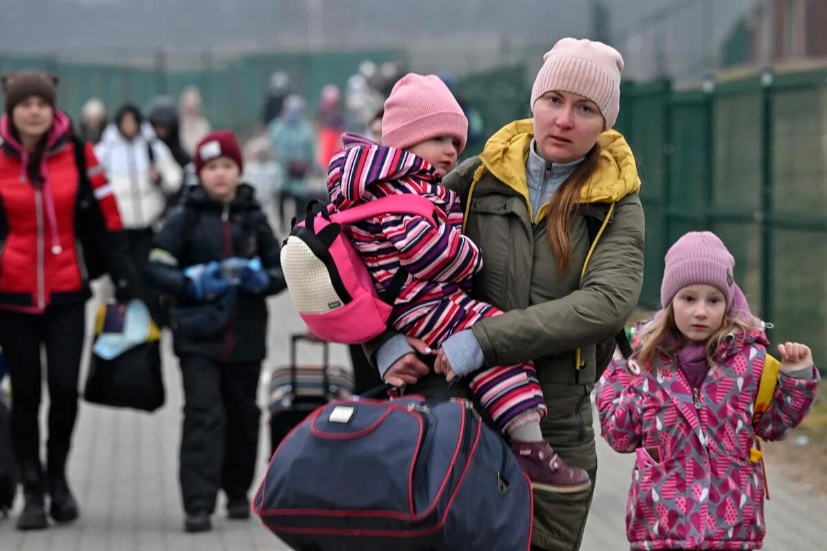 Украинские дети беженцы. Дети из детдома. дети украины. украинские беженцы.