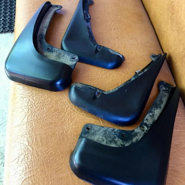 Оригинальные брызговики форд. Брызговики ford focus 2 рестайлинг. Alfa romeo 156 брызговики оригинал передние. Форд мондео брызговик задний левый 1718465. Оригинальные брызговики форд.