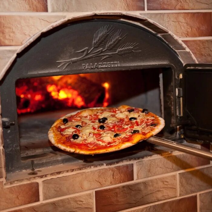 Печь под пиццу. Пицца на дровах. Печь для пиццы. Дровяная печь для пиццы. Пицца из печи.
