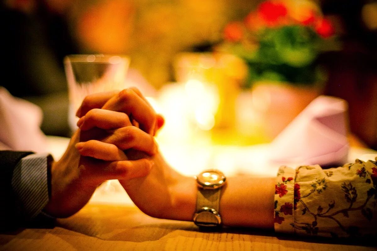 Держусь за стол. Руки влюбленных. Рука в руке романтика. Мужская и женская рука в ресторане. Руки влюбленных в кафе.