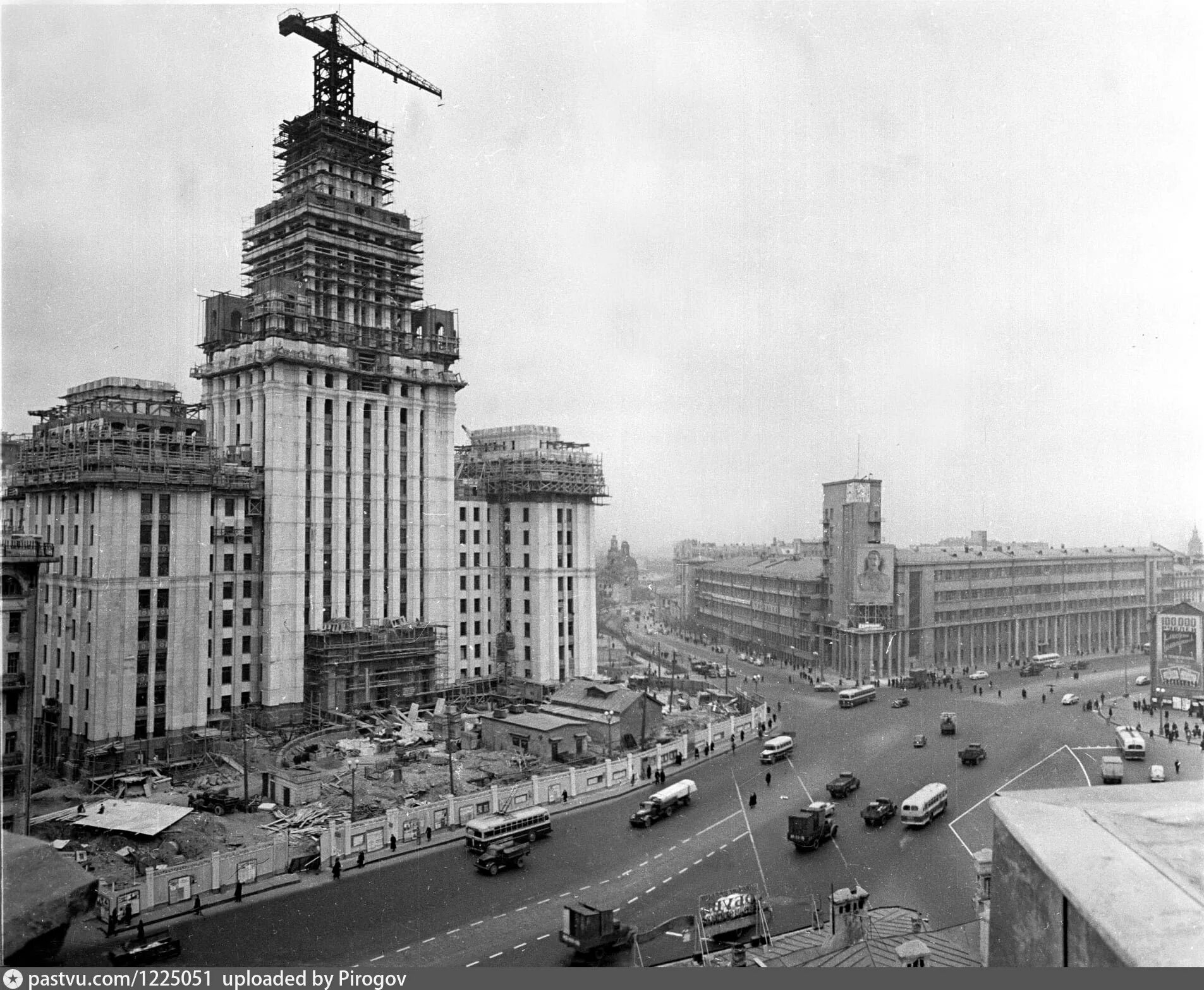 Москва 1951 года. Сталинские высотки красные ворота. Москва высотка на красных воротах. Сталинская высотка на площади красных ворот. Здание на «красных воротах» сталинская высотка.