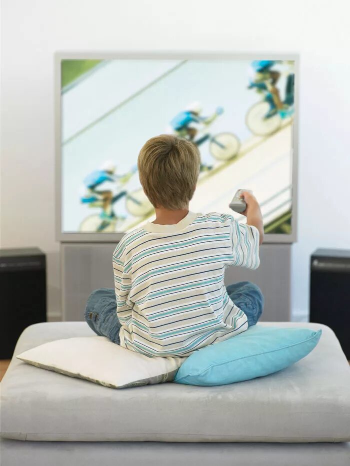 Дети перед телевизором. Подросток перед телевизором. Телевизор для детей. Малыш перед телевизором.