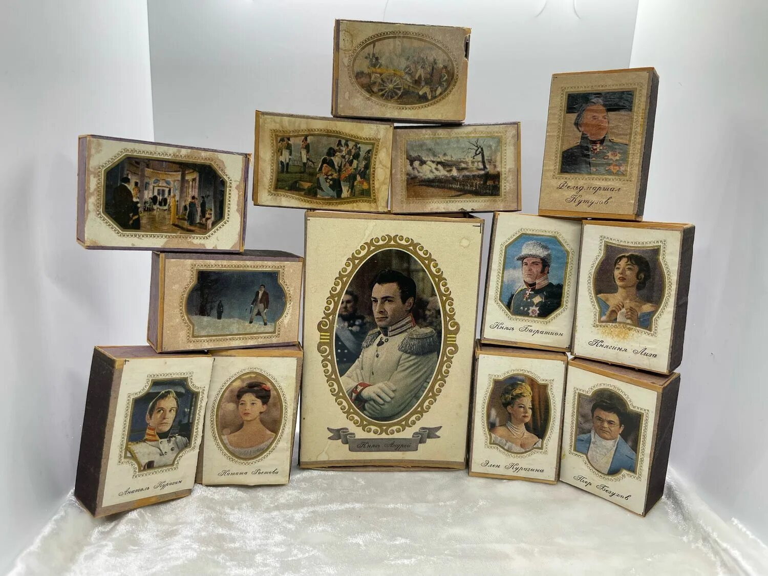 Коробочки коллекционные. Шкатулка для украшений из красного дерева. Шкатулка из красного дерева. Коробки со спичками наборы. Коробка коллекционного издания.