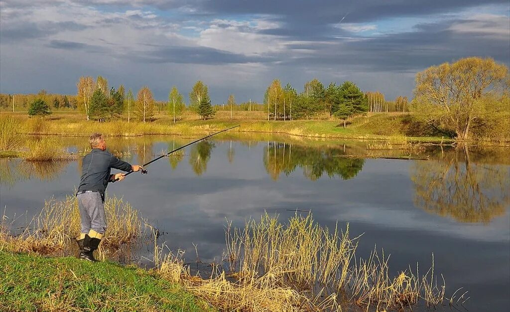 Природа рыбалка. Рыбак на реке. Лето рыбалка. Озеро с удочкой.