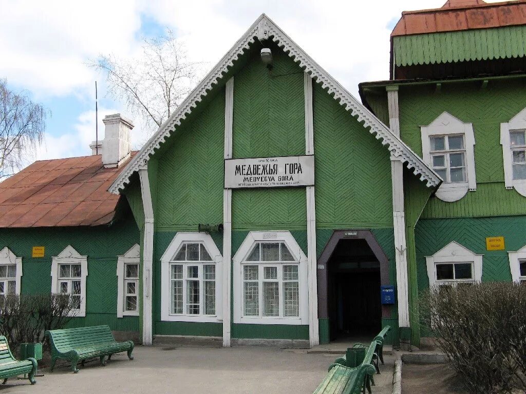 вокзал города медвежьегорск. станция медвежья гора карелия. медвежьегорск жд станция. железнодорожная станция медвежья гора. музей истории железнодорожного транспорта медвежьегорск.