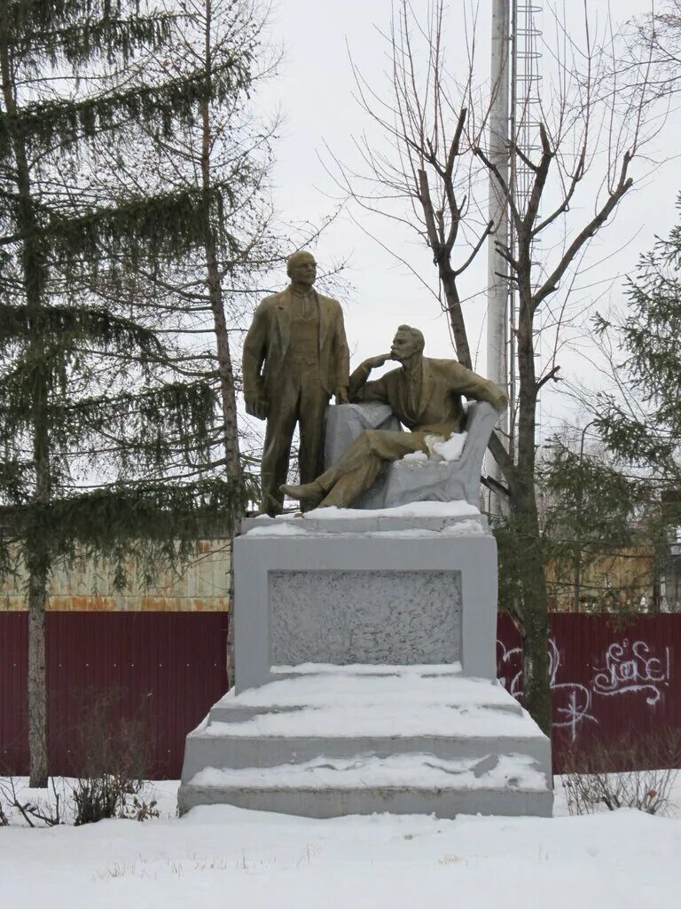 Памятник Ленину Алатырь. Алатырь памятник Ленину и Горькому. Памятник Ленину и Горькому Пермь. Памятник Ленину и Горькому в Ухте.