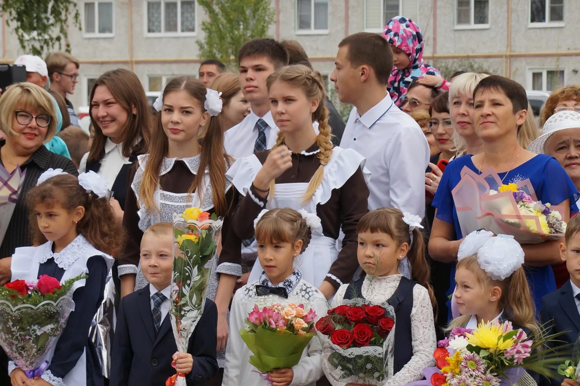 Линейка 1 апреля в школе. Торжественная линейка в школе. Пестречинская школа 1. Торжественная линейка конец года в школе. Школьная линейка в здании.