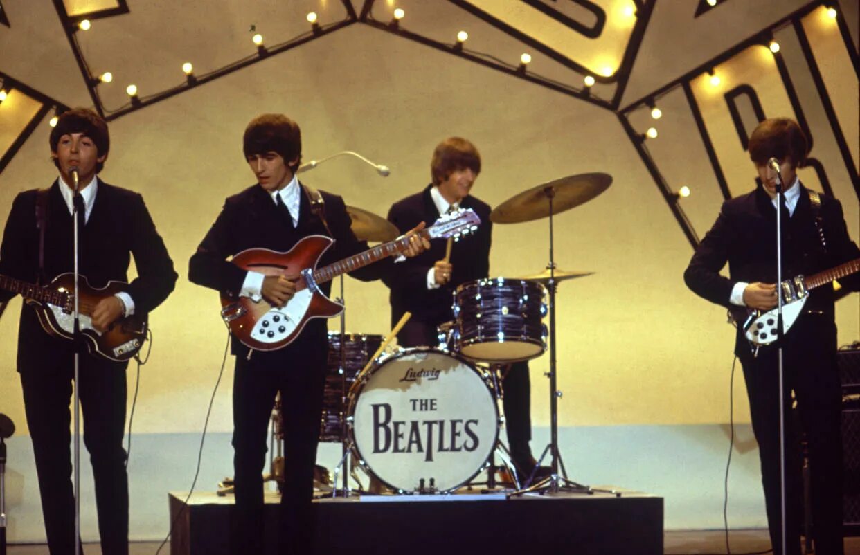 Битлз лететби. The beatles 1963. группа битлз на сцене. the beatles 1964. битлз 1961.