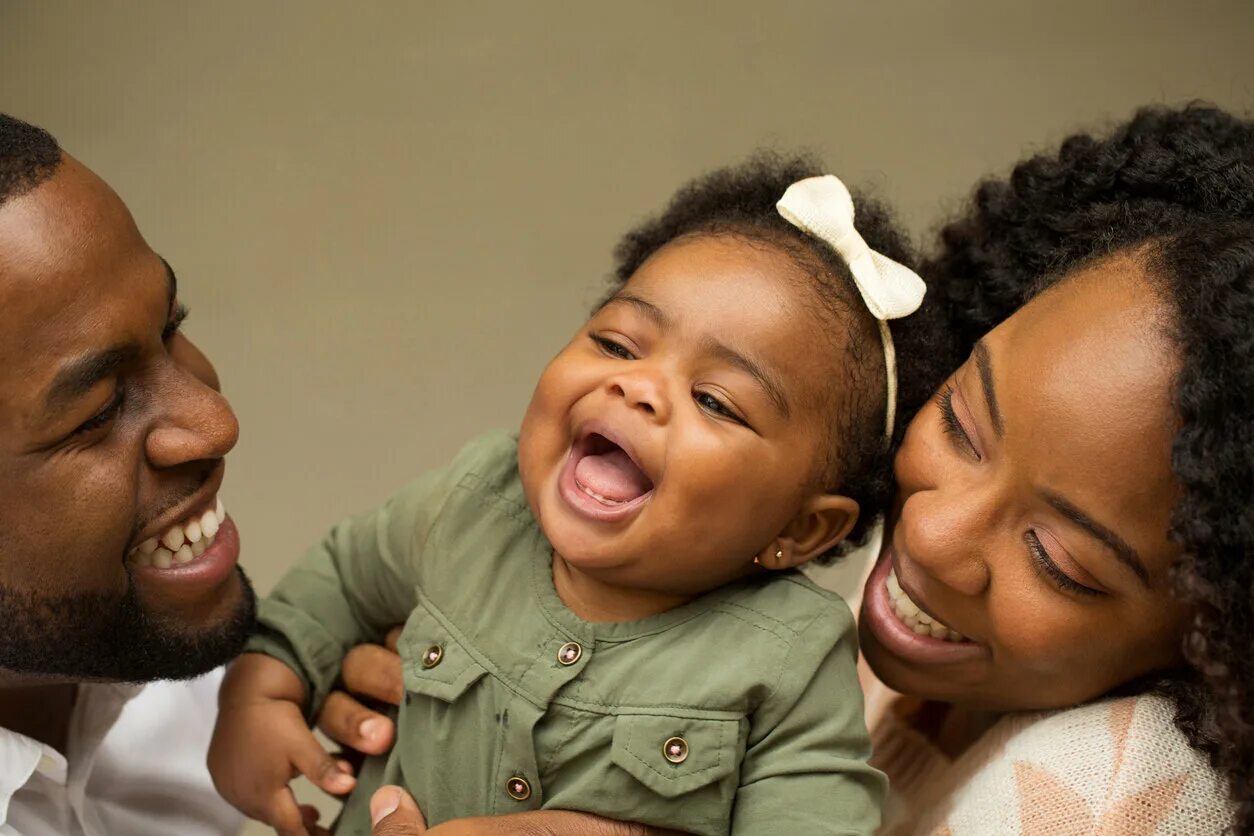 Темнокожая семья. Мулаты семья. Family Afro. Счастливая семья темноволосые. Счастливая семья улыбка фото.