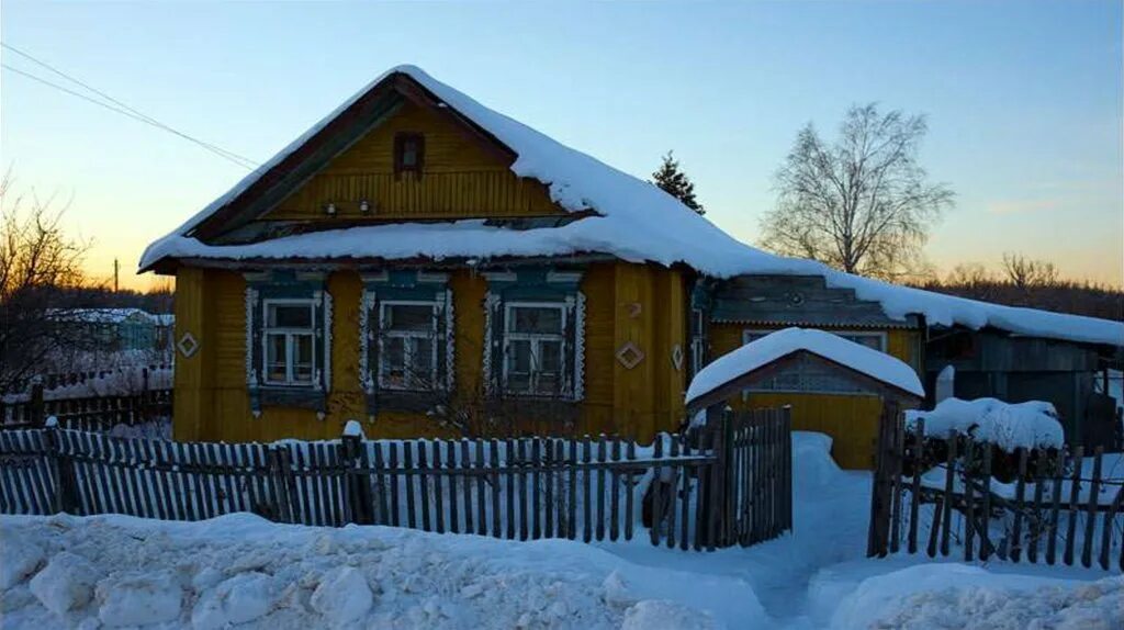Воскресенск деревня Исаково. Частный дом в деревне. Старый дом в деревне зимой. Сельский дом. Купить дом 9 января