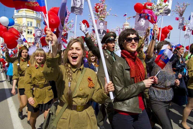 Празднуем день Победы. Радостные люди на параде. День Победы радостные люди. Празднования дня Победы в Кемерово.