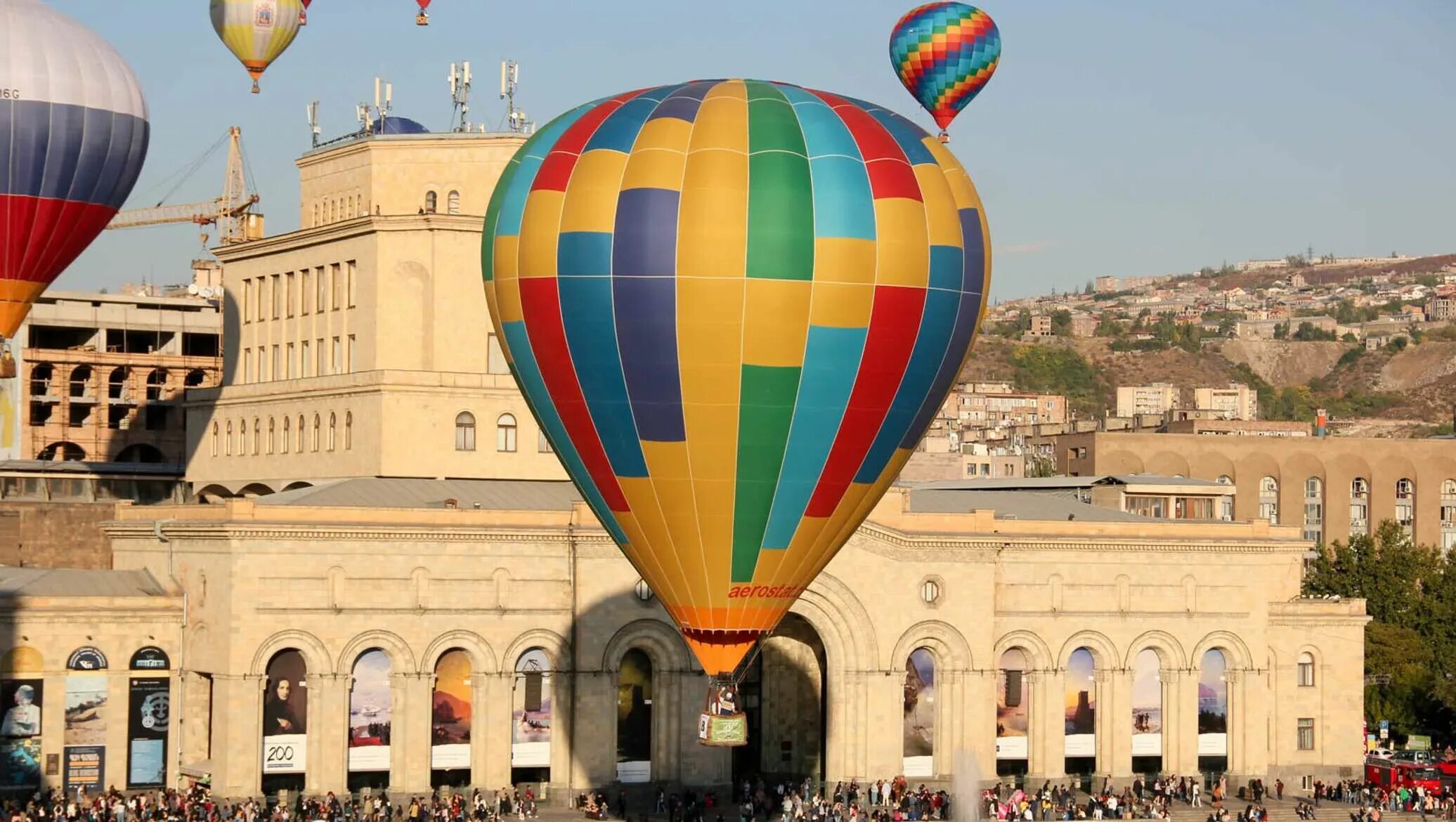 Ереван дата. Ереван vozdushniy shar. Армения воздушные шары. Фестиваль воздушных шаров в Ереване. Воздушный шар Yerevan.