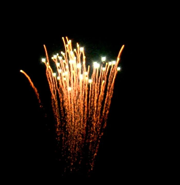 пиротехника римские свечи. римская свеча как горит. петарды в воздухе. римская свеча в действии. фонтан искр.
