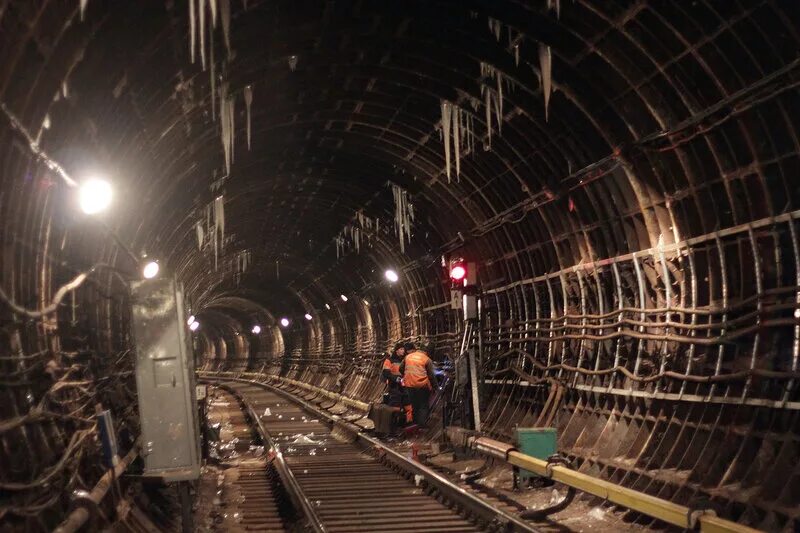 Напряжение в московском метро. Станция алексеевская харьков. харьковский метрополитен (алексеевская линия). станция метро алексеевская фото. метро печатники бкл 2025.