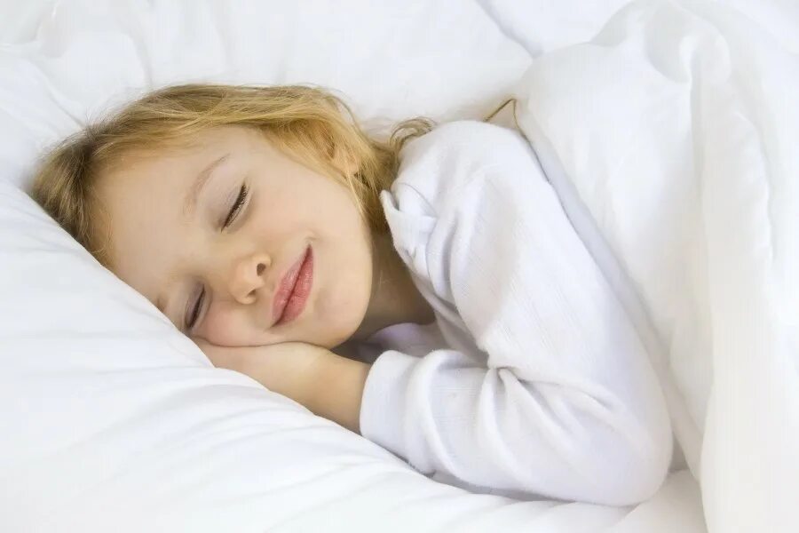 День сна для детей. Сон школьника. Сонная девочка.