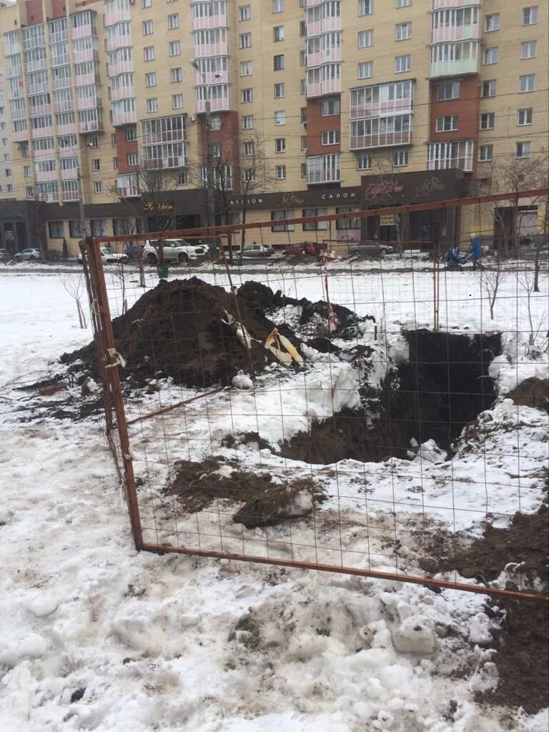 Перекресток изумрудные холмы. Екатеринбург засыпало снегом сегодня. Засыпанные аллеи предложение. Раскопки полуподвальные этажи в санкт петербурге. Политехнический музей в москве откопали.