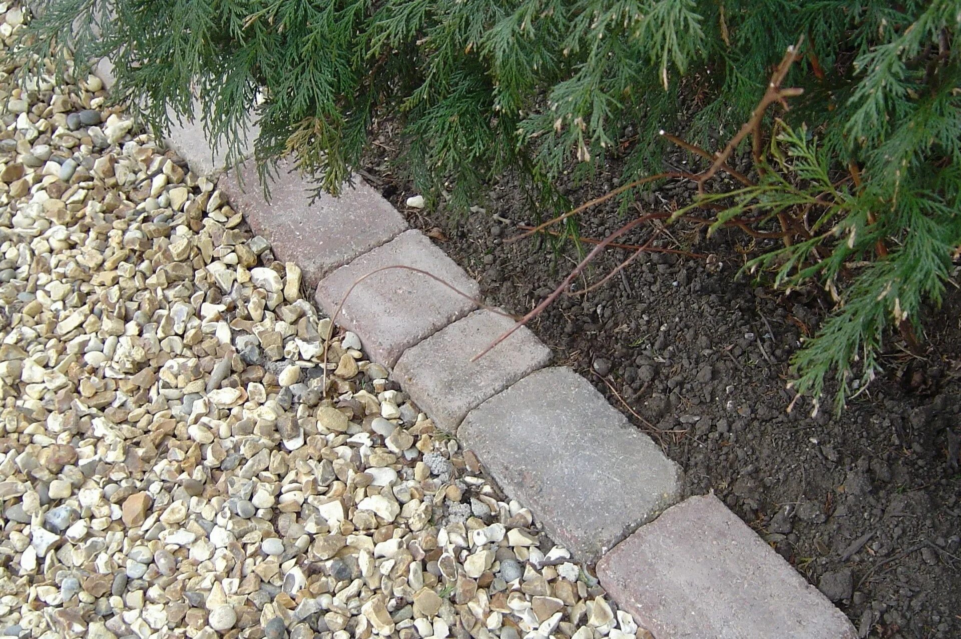 Дорожки из щебня на даче. Как сделать щебень. Садовые дорожки из щебенки. Щебень фракция 5-20 на дорожке. Насыпные садовые дорожки.