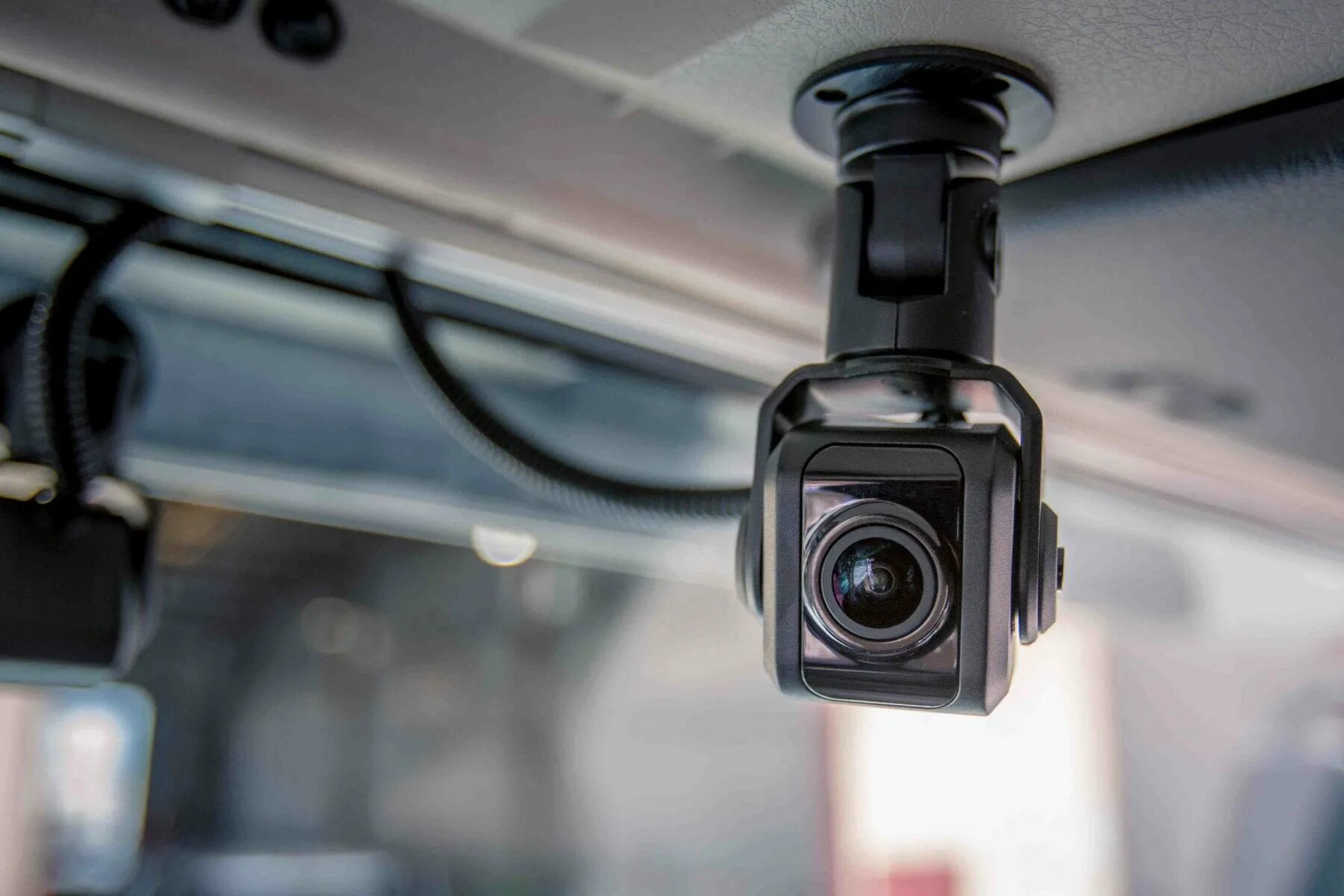 Камера видеонаблюдения для автомобиля. Видеонаблюдение на транспорте. Видеокамера в автобусе.