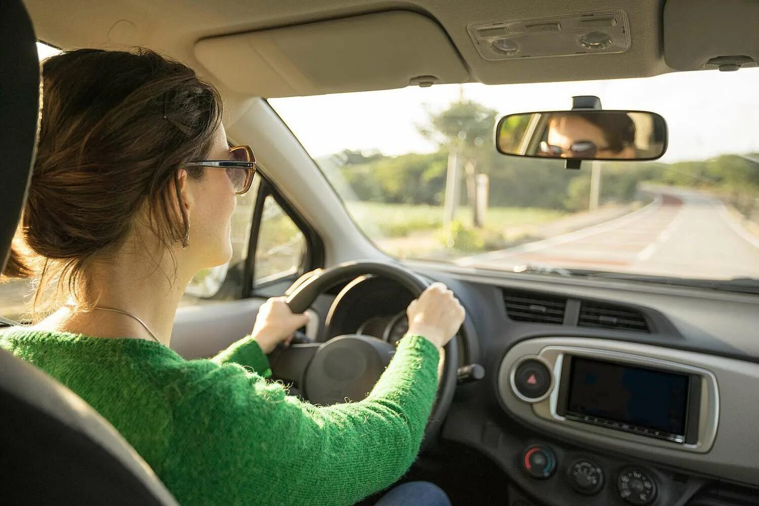 You must to drive. Вождение автомобиля. Женщина за рулем. Идеальный водитель. Безопасное вождение автомобиля.