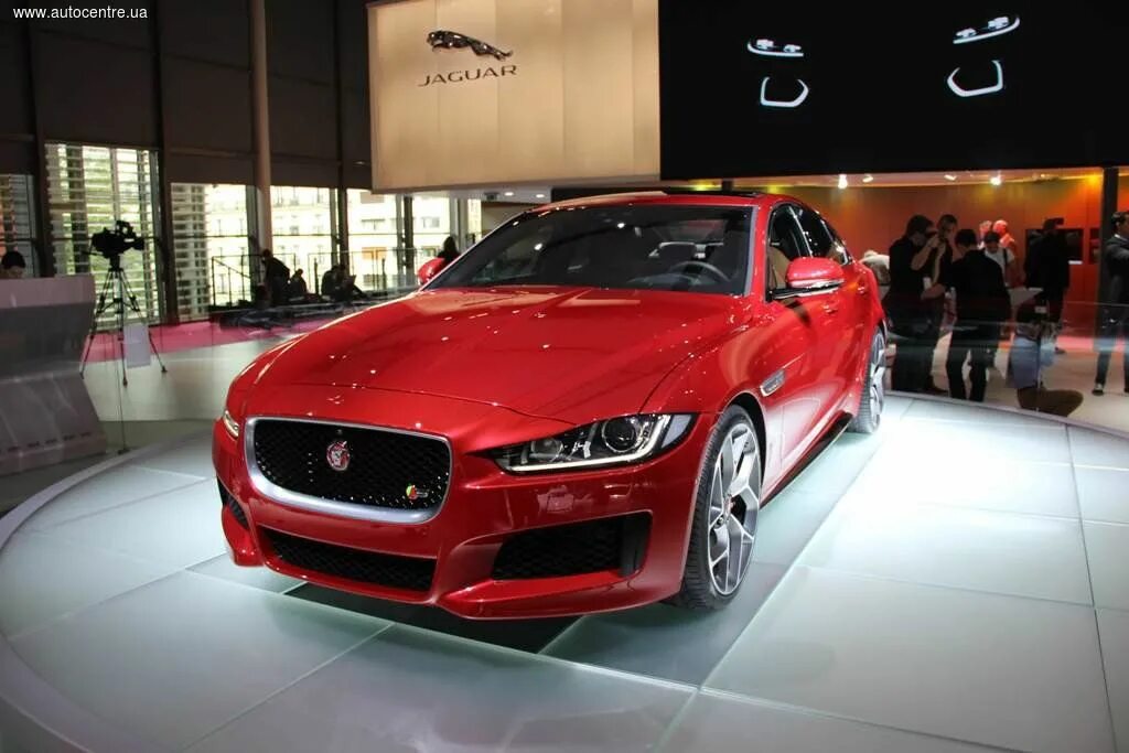 Автосалон Ягуар. Автосалон Jaguar. Ягуар в автосалоне последние модели. Jaguar с алюминиевым кузовом.